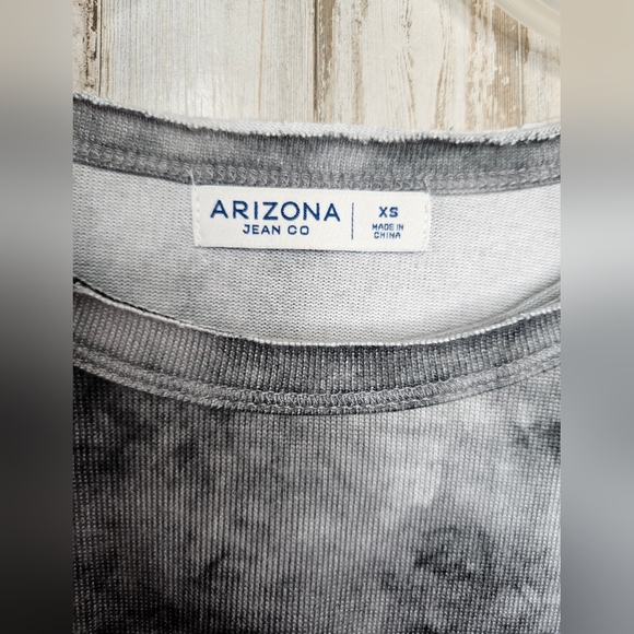 Arizona NWT Women's Black Gray Tie Dye Acid Wash Print Cropped Long Sleeve Top - Picture 2 of 11